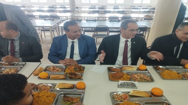 صفاقس: وزير التعليم العالي يواكب انطلاق العمل بالبطاقة الذكية بمطعم جامعي