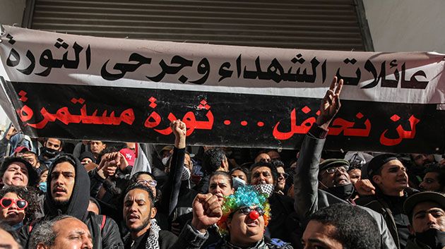 عائلات شهداء الثورة وجرحاها في اعتصام أمام البرلمان