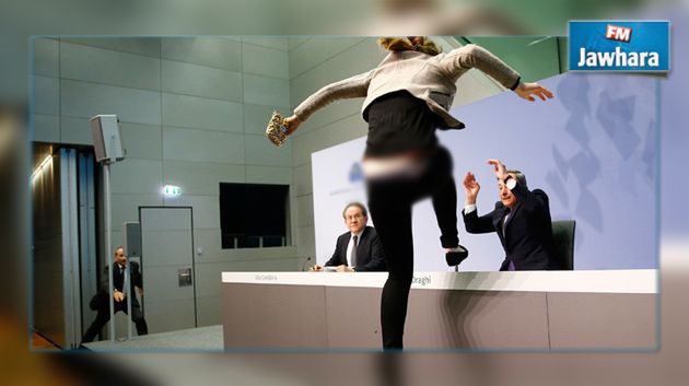 محتجة تتهجم على رئيس البنك الأوروبي
