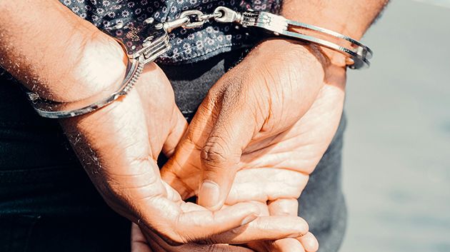 الإحتفاظ بإفريقي من دول جنوب الصحراء من أجل سرقة مصوغ مؤجرته