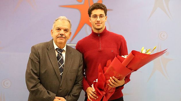 وزير الشباب والرياضة يكرّم بطل العالم في السباحة أحمد الجوادي