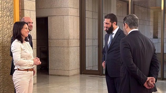وزير خارجية فرنسا يعلّق على قصّة المصافحة بين الجولاني والوزيرة الألمانية