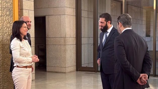 وزير خارجية فرنسا يعلّق على قصّة المصافحة بين الجولاني والوزيرة الألمانية