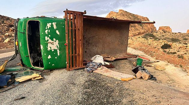 سيدي بوزيد: وفاة شخص وإصابة 6 آخرين في انقلاب شاحنة تقلّ عملة فلاحة