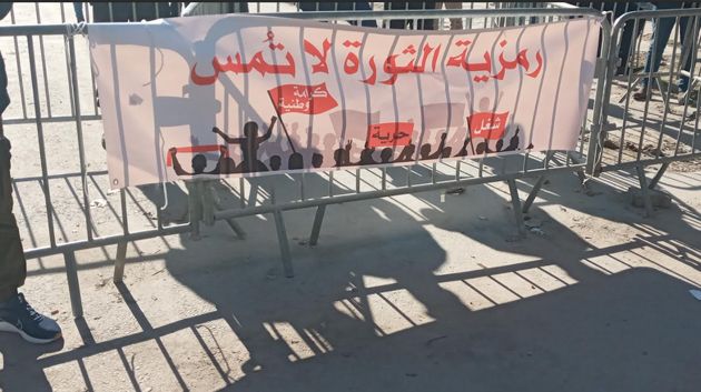 وقفة احتجاجية لمجموعة من عائلات شهداء الثورة وجرحاها أمام البرلمان