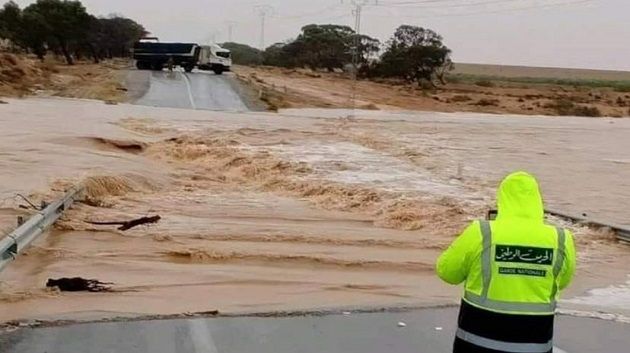 انقطاع حركة المرور بعدد من الطرقات جرّاء ارتفاع منسوب المياه