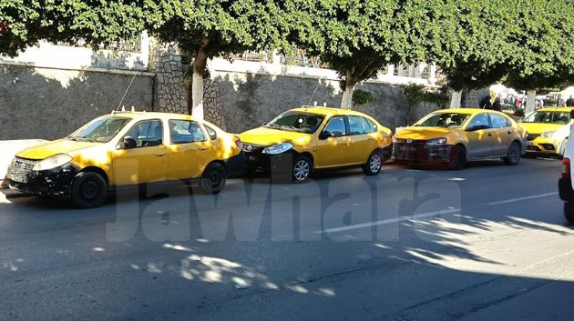 وقفة احتجاجية لأصحاب التاكسي الفردي أمام مقر ولاية سوسة