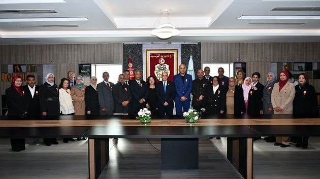 وزارة الدفاع: توسيم مجموعة من الأعوان المدنيين بوسام الشغل