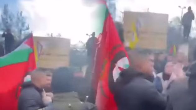 شعار 'الشعب يريد' يُرفع في رام الله