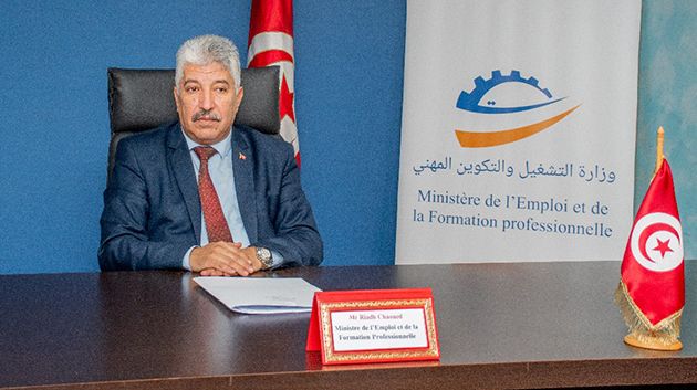 وزير التشغيل يسلّم إشعار الموافقة على التمويل لأوّل شركة أهلية 'الكادحات' بمنوبة