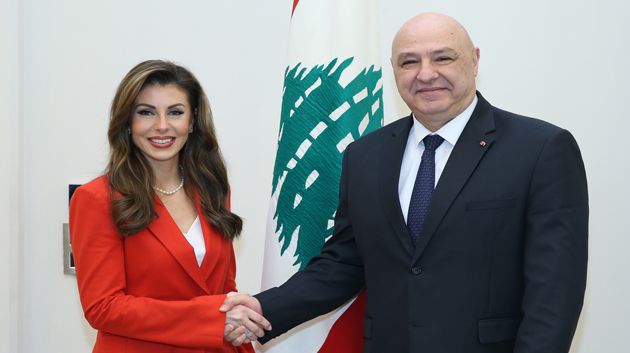 أثناء مصافحتها للرئيس اللبناني: مسؤولة أمريكية تلبس خاتما في شكل نجمة سداسية (صورة)
