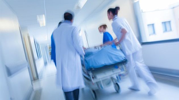 سقطت من الطابق الرابع: طفلة تنتظر تدخلًا جراحيًّا عاجلًا منذ أشهر ! (فيديو)