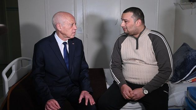 رئيس الجمهورية يعود جريح الثورة يُسري الزرلي بالمستشفى العسكري