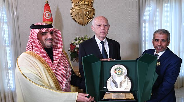 رئيس الجمهورية يتسلّم الدرع التذكاري لمجلس وزراء الداخلية العرب
