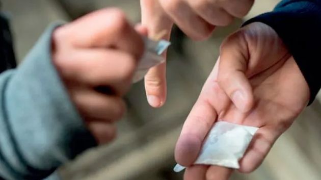 المرسى: تلميذ يسرق المخدرات من والده ويقوم بترويجها في مدرسته الإعدادية