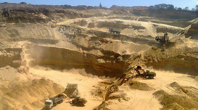 بوعرقوب: المطالبة بمتابعة مشكلة سكب وردم فضلات المصانع بمقاطع الرمال