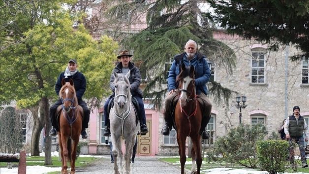 وصلوا الى تركيا.. 3 إسبان ينطلقون إلى الحج على ظهور الخيل