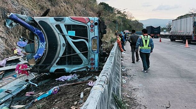 تايلاند: مصرع 18 شخصًا وإصابة 20 آخرين في حادث اصطدام حافلة