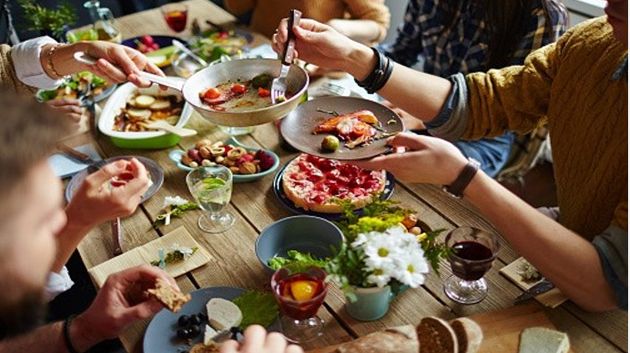 'لمّة رمضان'.. عادة تصارع للبقاء ضد الغلاء