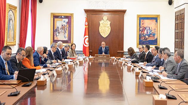 مجلس وزاري مضيق يتّخذ جملة من الاجراءات لفائدة قطاع زيت الزيتون