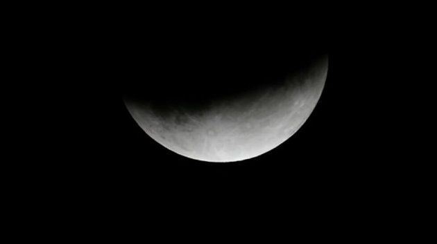 خسوف كلي للقمر بالتزامن مع ليلة النصف من رمضان