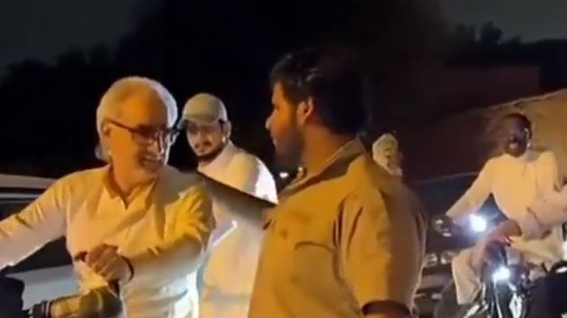 الوليد بن طلال يعد شابا بمنحه سيارة.. مقابل شرط واحد (فيديو)