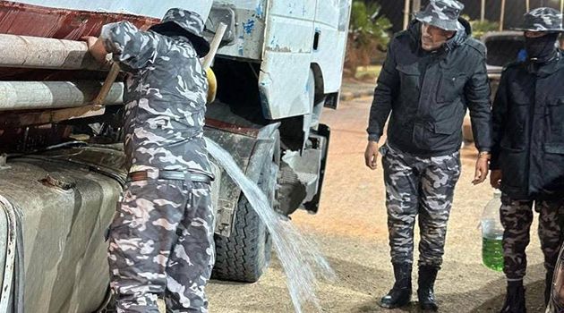 ليبيا.. ضبط أكثر من 74 ألف لتر من البنزين المهرب في معبر رأس جدير