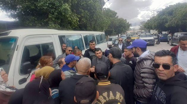 القصرين: أولياء منظوري جمعية للقاصرين عن الحركة يحتجون .. و والي الجهة يتدخّل