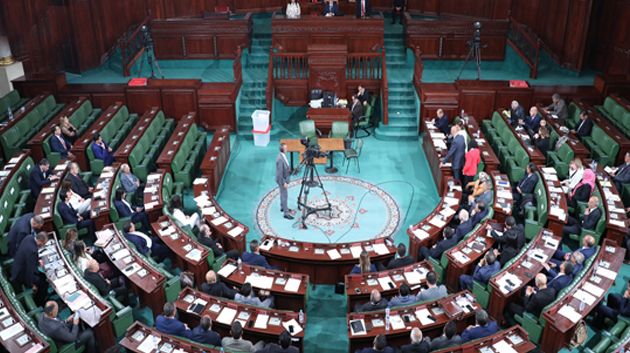 منها قانون لتنظيم ترحيل المهاجرين وآخر لتنقيح المرسوم 54 : 15 مقترحا لقوانين مُقدّمة من النواب