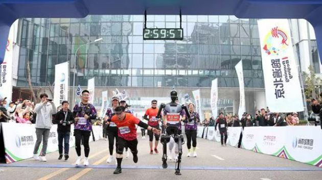 سباق نصف ماراثون بين الروبوتات والبشر.. فمن الفائز؟
