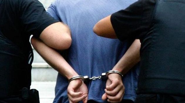 سكرة: القبض على منحرف افتكّ هاتف جوال إمرأة وحقيبتها باستعمال العنف