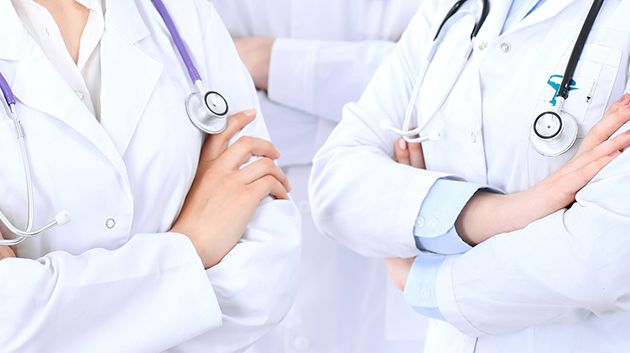أطباء و صيادلة المستشفيات العمومية يُلوّحون بالاستقالة الجماعيّة (فيديو)