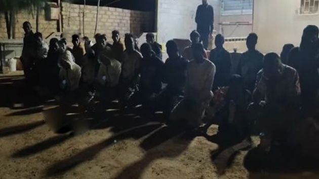ليبيا: تحرير 34 مهاجرا غير شرعي كانوا محتجزين داخل مخزن