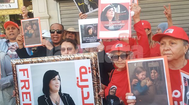 مسيرة للمطالبة باطلاق سراح احمد الصواب و تجمع عدد من انصار عبير موسي أمام المحكمة الادارية