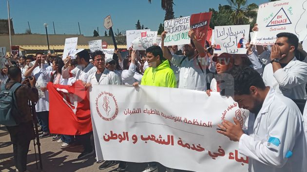 تحرك احتجاجي للأطباء الشبان في كلية الطب