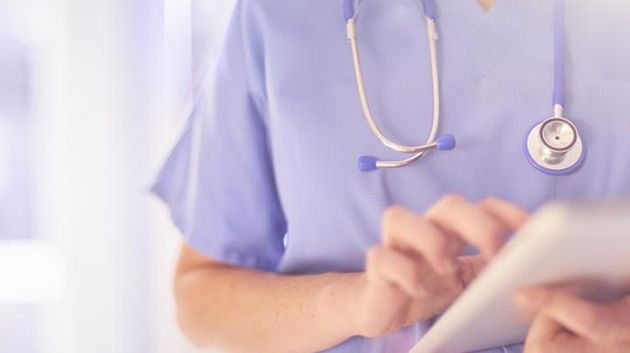 رئيس جمعية علوم التمريض يطالب ببعث عمادة وضبط قانون أساسي خاص بالممرض