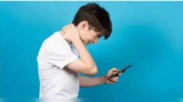 الهاتف الجوّال يتسبّب في مأساة صحية لشاب ياباني !!