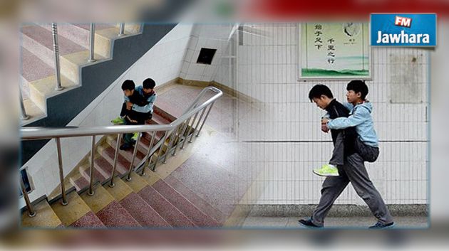 الصين: تلميذ يحمل صديقه المعاق على ظهره إلى المعهد طيلة 3 سنوات