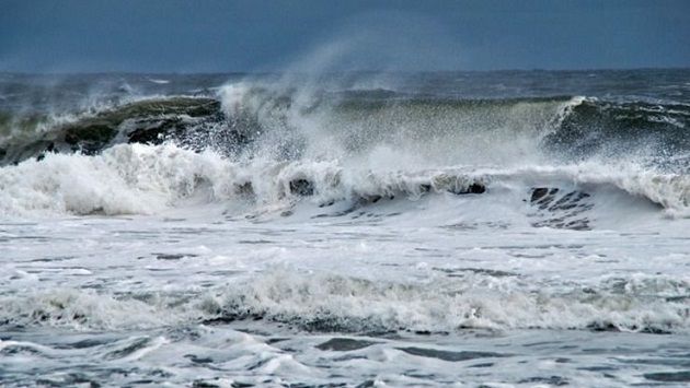 سحب عابرة بأغلب المناطق وبحر شديد الاضطراب هذه الليلة
