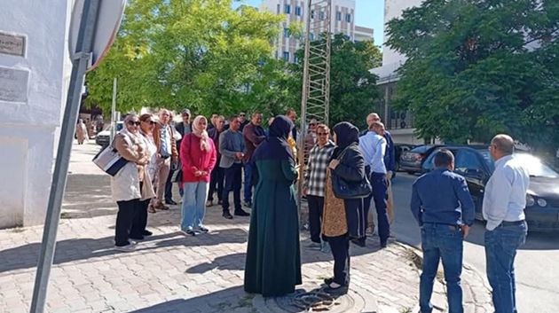 أعوان وإطارات قطاع المالية يحتجّون.. وهذه مطالبهم (فيديو)