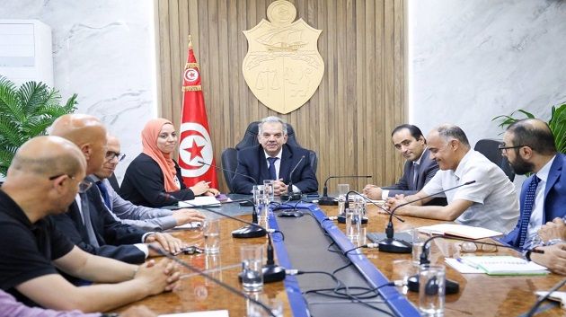  وزير الشباب والرياضة يجتمع بممثلي المكاتب الجامعية لكرة القدم واليد والسلّة
