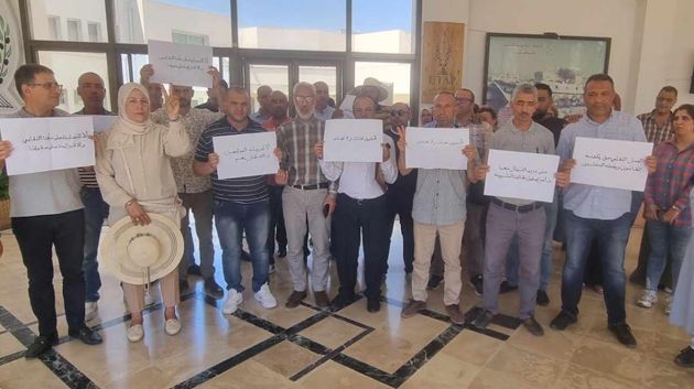 أعوان وموظفو اتحاد الفلاحة يحتجون ويطالبون بصرف مستحقاتهم 