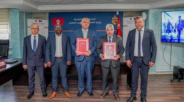 وزير التشغيل يعلن عن اطلاق برنامج دعم تنافسية المؤسسات والتمكين الاقتصادي للمواطنين 