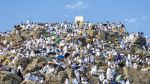 حجاج بيت الله يتوافدون إلى جبل عرفات لأداء ركن الحج الأعظم