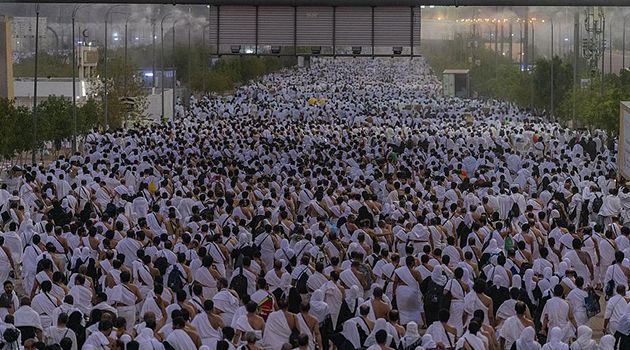 الحجاج يفيضون من عرفات إلى مزدلفة