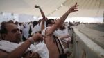 حجاج بيت الله الحرام يرمون الجمرات في أول أيام عيد الأضحى