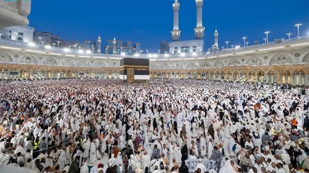 حجاج بيت الله الحرام يؤدون طواف الإفاضة