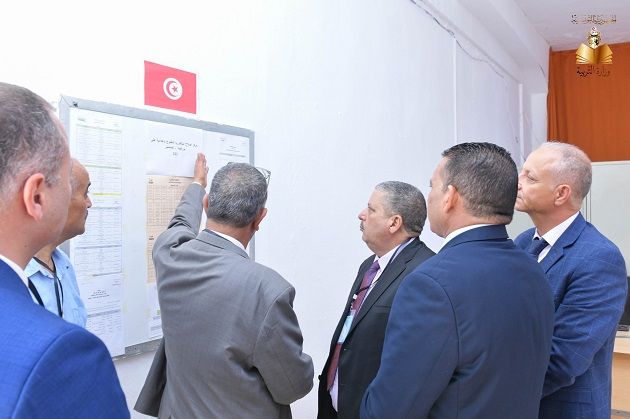 وزير التربية يؤدي زيارة تفقدية إلى مركز اصلاح البكالوريا بولاية المنستير