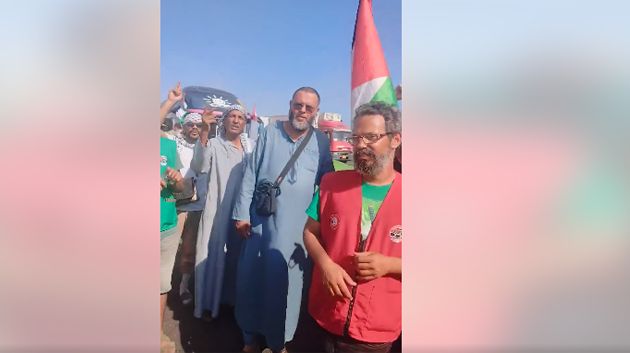 الناطق باسم قافلة الصمود يتوّجه بنداء عاجل لأهالي سرت: نحتاج مياه باردة وخياما ودورة مياه(فيديو)