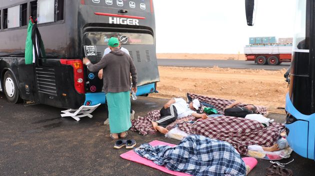 تحوّل قافلة الصمود إلى مخيّم عند مدخل مدينة سرت في انتظار موافقة سلطات شرق ليبيا 